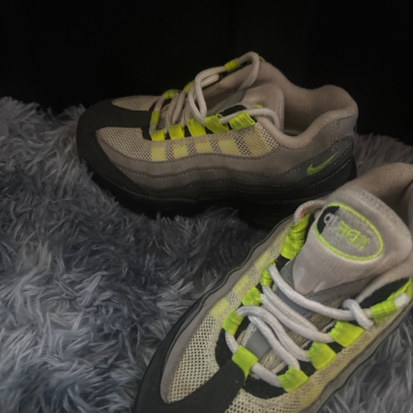 Airmax - Picture 2 of 2